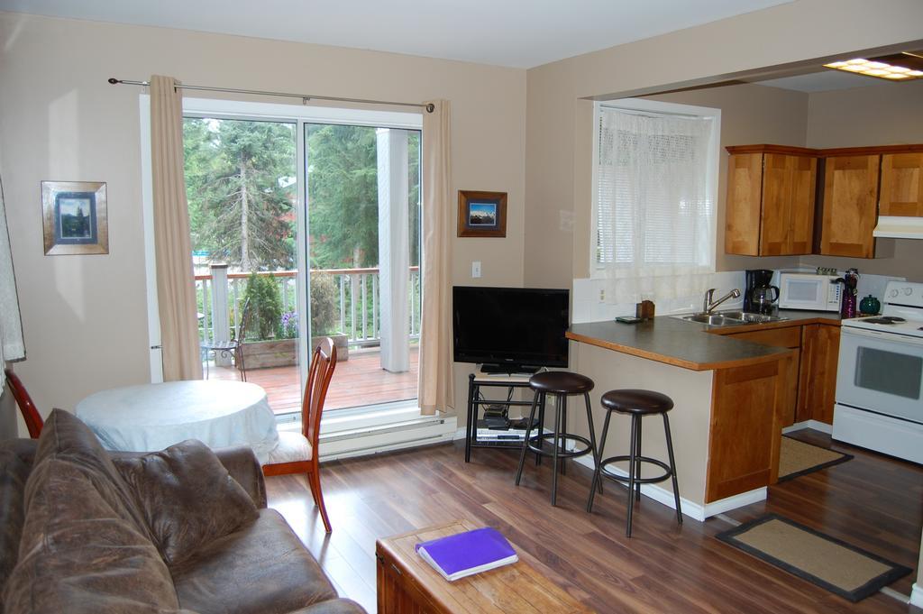 Belle Neige Suites: Whistler Buitenkant foto